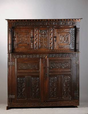 Buffetschrank, wohl Niederlande/England, um 1880/90, nach dem frühem Vorbild des 17.Jh.,Eiche massiv, 4-türig, reiche Flachschnitzerei, schöne ...
