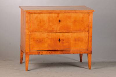 Biedermeierkommode, süddeutsch, um 1820, Birkefurnier auf Weichholzkorpus, alte Schlüsselschildeinlagen, 2-schübig, orig. Kastenschlösser, sehr ...