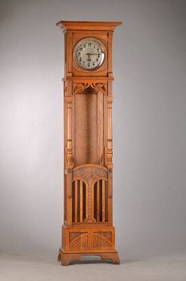 Jugendstil-Standuhr, deutsch um 1900/20, Eiche, mit offenem Schwungbereich des Pendels, zeittyp. Schnitzwerk mit Blättern u. Blumen,spannungsrissig, ...