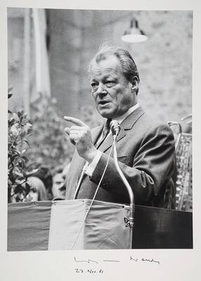Hartmut Frien, Kunstfotograf, hier: Aufnahme von Willy Brandt, handsigniert und datiert 27.11.1981 von Willy Brandt, Fotografie entstanden 1980, ...