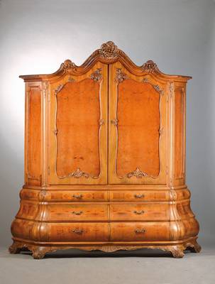 Aufsatzschrank, deutsch, 60/70er Jahre, Nussbaum massiv, Maserholzfüllungen auf Kreuzfuge gearbeitet, reich geschnitzte Ornamentik, nach ...