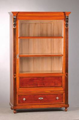 Vitrine, wohl mitteldeutsch, um 1870, Kirschbaum massiv, 1-türig, Innen mit 3 Einlegeböden, Sockelschub, Front mit kontrastierenden Appliken, z.T. ...