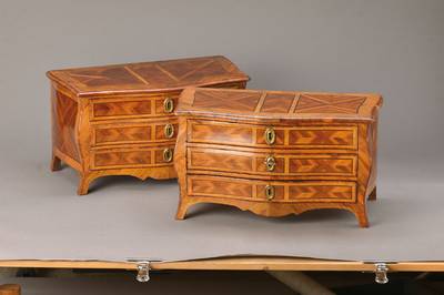 Äußerst seltenes paar Modellkommoden, wohl Dresden, um 1760, Nussbaumfurnier gespiegelt verlegt, 14 Kirschbaumfurnierfelder auf Kreuzfuge ...