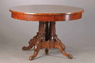 Großer Ausziehtisch, deutsch, 1910/20, Nussbaum massiv, Platte wohl älter mit auf Kreuzfuge verlegtem Wurzelnussfurnier, Fuß mit 5 konischen ...