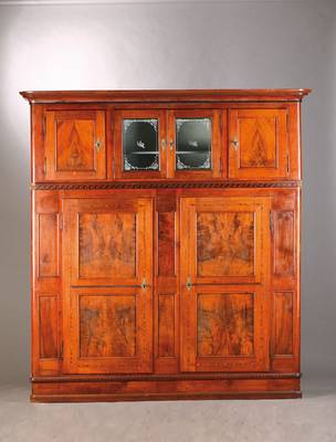 Aufsatzbuffet, Schweiz, 19.Jh., Kirschbaum massiv, Nussbaumfurnier-Füllungen gespiegelt verlegt, auf Rahmen gearbeitet, Aufsatz um 1860/70, mit ...
