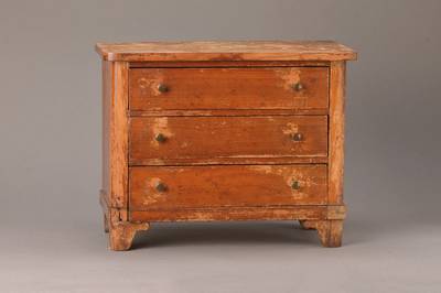 Modellkommode, deutsch, um 1820/30, Kirschbaum z.T. massiv, Weichholzkonstruktion, 3-schübig mit orig. Messingknaufe, abgerundete Ecken, l. ...