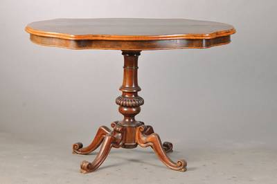 kleiner Mitteltisch, um 1900, Nussbaumfurnier auf Kreuzfuge auf Weichholzkorpus, allseitig geschweift, Gebr.- Sch., ca. 74x110x71 cm