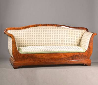 Biedermeiersofa, wohl norddeutsch, um 1830/40, Pyramidenmahagonifunier z.T. gespiegelt verlegt, 3-fach geschwungen, Füße in Füllhornform wohl ...
