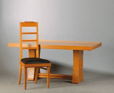 Ausziehtisch mit 6 Stühlen, deutsch, um 1915/20, Eiche massiv, charakteristische Fußkonstruktion vielfach kanneliert, hochlehnige sich verjüngende ...