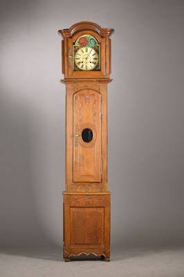 Standuhr, Elasß/Lothringen, um 1850, Eiche, florale Blattschnitzereien, profiliert,dreiteilig, oben seitl. verglaste Öffnungen, Schwungbereich der ...
