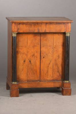 Halbschrank, wohl Rheinland, um 1820/30, Nussbaum furniert u. massiv, Weichholzkorpus, einÜberbauschub, gestützt von 2 geschwärzten Vollsäulen ...