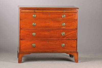 Kommode, sog. Chest-of-Drawers, England, Ende 19.Jh., Mahagoni furniert z.T. auf Weichholzkorpus, nach dem Spät-Georgianischen Vorbild, 4-schübig ...