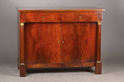Halbschrank, Frankreich, 2. Empire, um 1870 , Mahagonifurnier auf Eichekorpus, 2-schübig u. 2-türig, seitl. Vollsäulen mit Messingkapitellen u. ...