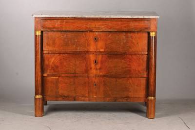 Kommode, Frankreich, um 1870, Mahagoni furniert u. massiv, Eichekorpus, 4-schübig, seitl. Vollsäulen mit Messingkapitellen- u. basen, z.T. auf ...