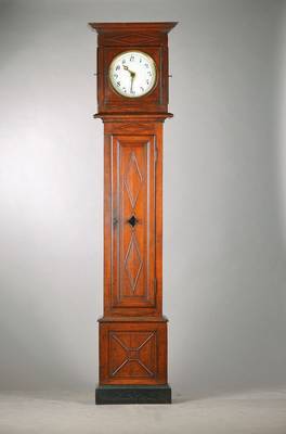 Standuhr, deutsch um 1850, Eiche lasiert, rautenförmige Schnitzarbeiten, Sockel mit Spannungsrisse, oben seitlich verglaste Türen,Glaszifferblatt ...