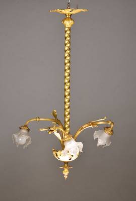 3-flammiger Deckenlüster, wohl Frankreich, um 1880/90, im Rokoko-Stil, Bronze in Akanthusblatt-Ausformung, urspr. Gaslampe, im frühen 20. Jh. ...