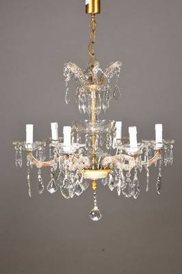 Prunkvoller Deckenlüster, wohl Italien, 1950/60, Messingmontur mit mehrstufigem u. verschiedenem Behang, mittiger Balusterschaft aus Glas mit ...