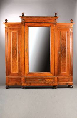 Großer Garderobenschrank, deutsch, um 1890/1900, Nussbaum- / Wurzelnussfurnier auf Eichekorpus, 3-türig, Mittelrisalit mit verspiegelter Tür u. ...
