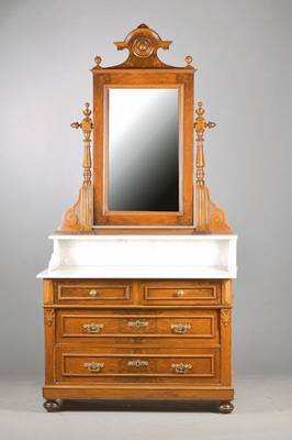 Waschkommode, deutsch, um 1890/1900, Nussbaum- / Wurzelnussfurnier auf Eichekorpus, Spiegelaufsatz rhythmisch gegliedert, großzügige Marmorablage, ...