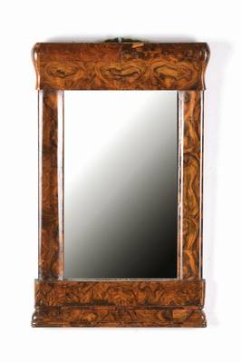 Kleiner Spätbiedermeier-Spiegel, wohl Pfalz, um 1830/40, Wurzelnussfurnier auf Weichholzrahmen, Sockel mit Lippenprofil, Kopf mit Wulst, Spiegelglas ...