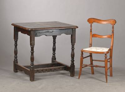 Ensemble aus 2 Windsor-Stühlen u. einem Barocktischchen, England, Windsor-Stühle um 1900, in Buche massiv, neu bezogen mit gedrechselten Beinen u. ...