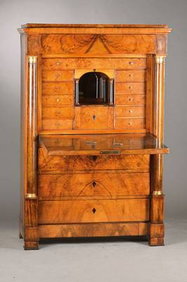 Standsekretär, wohl mitteldeutsch, um 1830/40, Nussbaum- bzw. Wurzelnussfurnier auf Weichholz- u. Eichekorpus z.T. gespiegelt verlegt, 4-schübig ...