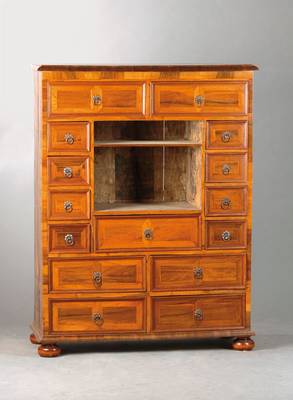 Kabinettschrank/Schubladenschrank, deutsch, Barock, in der Art von 1740, Nußbaumfurnier mit Fadenintarsien und eingelegtem Stern auf Deckel und ...