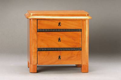 Modellkommode, Biedermeier, wohl Sachsen bzw. mitteldeutsch, um 1840, Kirschbaum massiv, z.T. Weichholz, 3-schübig, Platte mit typischem Kantprofil, ...