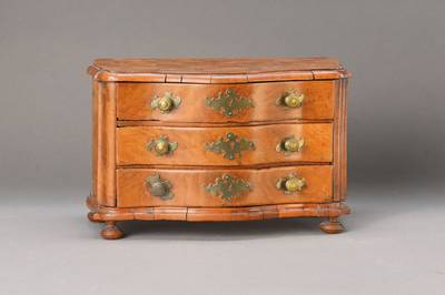 Barocke Modellkommode, wohl Niederrheinisch, Gegend Köln, um 1760, Nussbaumfurnier auf Weichholzkorpus, 3-schübig, allseitig geschweift, Platte ...