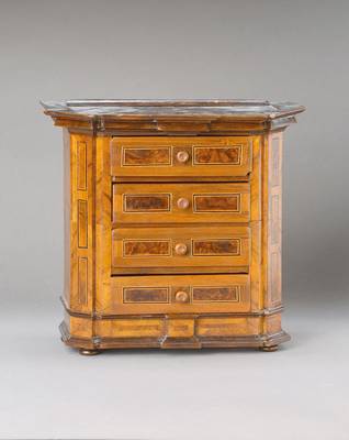 Miniatur-Schränkchen, wohl süddeutsch, Raum Augsburg, um 1740, Nussbaumfurnier, Wurzelnuss-Felder sowie Ahornfilets auf Weichholzkorpus, ...