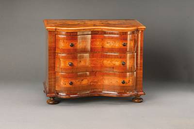 Barocke Modellkommode, wohl mittel- bis süddeutsch, um 1730/40, Nussbaumfurnier auf Weichholzkorpus, feines Bandwerk in Pflaume, Kirsch und Ahorn ...