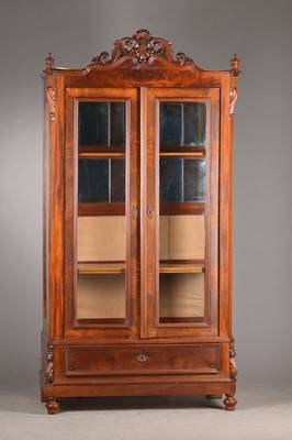 Louis-Philippe-Vitrine, wohl mitteldeutsch, um 1870, Mahagonifurnier z.T. innen gegenfurniert, 2-türig mit Sockelschub, Akanthusblattappliken u. ...