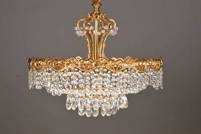 Deckenlampe, 2. Hälfe 20. Jh., 9 Brennstellen, Messing mit aufwendigem Strassgehänge, H. ca. 50 cm, D. ca. 54 cm, Elektrifizierung nicht geprüft, ...