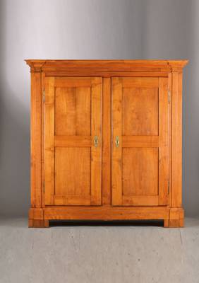 Kleiderschrank, sog. Pilasterschrank, wohl Niederrhein, um 1800, Kirschbaum massiv, seitl. Pilaster, komplett auf Rahmen gearbeitet, Innenleben mit ...