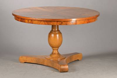 Biedermeiertisch, um 1830, Nussbaum massiv u. furniert, Balusterschaft mit 3-fach konkav eingezogener Sockelplatte, neue stilechte Platte mit radial ...