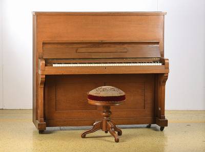 Klavier, Gebr. Glaser, Roda S.A., Eichengehäuse, bespielbar, ungeprüft, ca. 132x147x66 cm, mit Hocker H.ca. 55 cm (höhenverstellbar); Alters- und ...