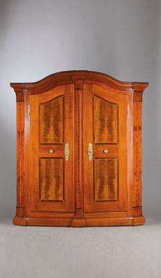 Bodenseeschrank, Bregenzer Wald, dat. 1835, Kirschbaum massiv, geschweifter Giebel, Front l. gebogen, 2 seitl. u. mittlerer Risalit mit profilierten ...