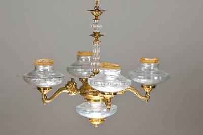 Deckenlampe, um 1915, 4-flammig, Lampenform aus getriebenem Messing, gebauchte farblos optisch geschliffene Glaseinsätze, insg. 5-lichtig, 1 ...