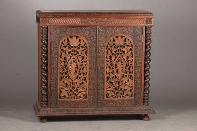 Halbschrank, wohl Indien, Madura, frühes 20.Jh., Palisander massiv, 2-türig mit Kartuschen in Durchbrucharbeit vor Glas, seitl. gewundene ...