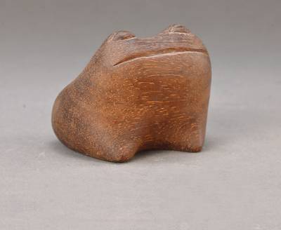 Ruth Maria Linde-Heiliger, 1916 - 1996, Frosch, Skulptur aus Treibholz, monogrammiert, H. ca. 7.5, L. ca. 9 cm