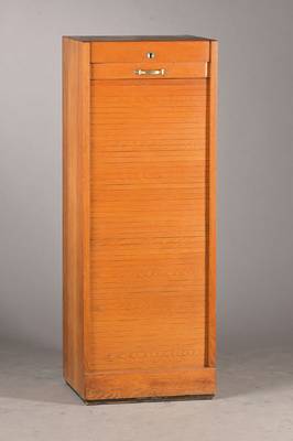 Jugendstil- Rollschrank, um 1915, Eiche massiv, Rollverschluss, Innen 3 frei setzbare Einlegeböden, Schlüssel vorhanden, ca. 121x45x37 cm