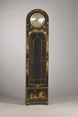 Standuhr mit Chinoiserie, mit Westminsterschlag , Deutsch um 1930, wohl Einzelstück, Holzgehäuse, Metallzifferblatt, mass. Messingplatinenwerk, 3 ...