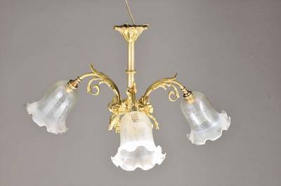 Deckenlampe, Frankreich, um 1900, Gelbgußmontur mit Rocaillen- und Schleifen, drei geätzte und teilmattierte Schirme, Elektr. nicht geprüft, H. ...