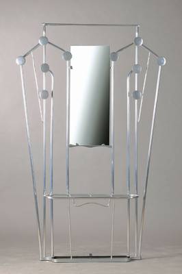 Große Wandgarderobe, Frankreich, 30/40er Jahre, Aluminium, Spiegeleinsatz ersetzt, 10 Kleiderhaken, Hutablage und Schirmständer ca. 180 x 115 x 23 ...