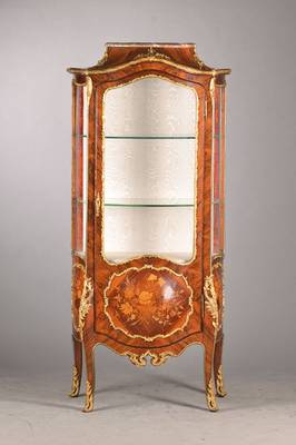 Pfeilervitrine, Frankreich, um 1890/1900, Palisander- u. Satinholzfurnier auf Eichekorpus, hochwertiger z.T. nachgestochener Bronzebeschlag, ...