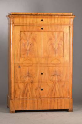 Blenderschrank in Form eines Standsekretärs, deutsch, um 1830/35, Nussbaumfurnier doppeltgespiegelt auf Weichholzkorpus verlegt, auf Rahmen ...