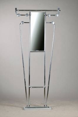 Garberobe, Art-Deco, um 1920/30, Aluminium- Gestell konisch verlaufend, mittig eingesetzter Spiegel, 6 Haken/Knaufe, Schirmständer, Gebr.-Sp., ca. ...