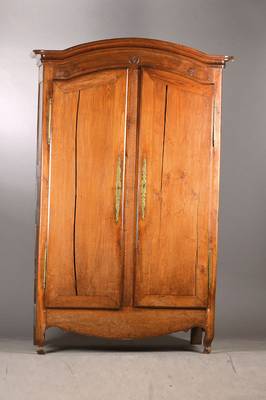 Großer Lothringer Barockschrank, um 1780-1800, Eiche massiv, elegant hochstrebende Form mit aufgesetztem geschweiftem Giebel, sparsame ...