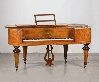 Tafelklavier, Ludvig Wulff & Co, Kiöbenhaven, spätes 19. Jh., Weichholzgehäuse in lebendigem Wurzelmaserholzfurnier, z.T. Nussbaum massiv, Band- ...