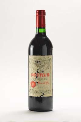 1 Flasche 1985 Chateau Petrus, Pomerol, Grand Vin, ca. 75 cl, into neck, ca. 12,6 % Vol., sehr selten im Angebot, Wachskapsel in sehr gutem Zustand, ...